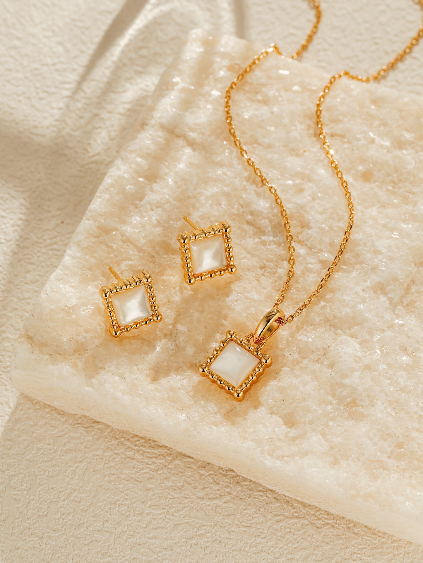 「Luna」Square pendant necklace