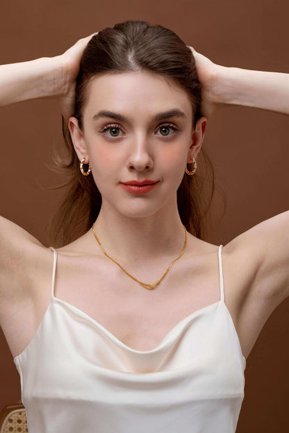 Woman wearing SUIHE Jewelry Twist Gold Chain Necklace with twisted design, showcasing elegant and sophisticated style.