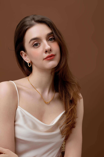 Woman wearing Twist Gold Chain Necklace by SUIHE Jewelry, showcasing its elegant twisted design and sophisticated simplicity.