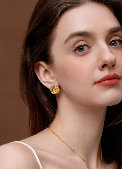 Model wearing SUIHE Jewelry Pear Earrings in 18K gold, showcasing elegant nature-inspired design and minimalistic beauty.