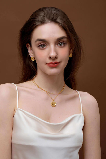 Woman wearing SUIHE Jewelry Pear Necklace in 18K gold with matching earrings, showcasing elegance and simplicity.