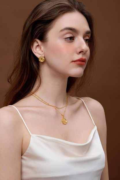 Model wearing elegant 18K gold necklace with subtle bead accents from SUIHE Jewelry, showcasing refined and playful craftsmanship.