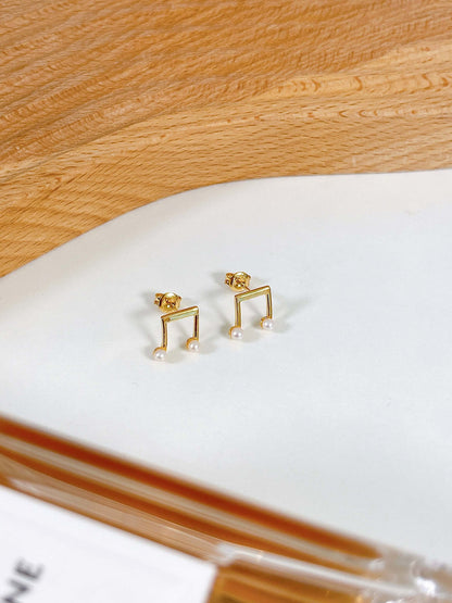 SUIHE Jewelry Melody Earrings in 18k Gold Vermeil with Freshwater Pearls, elegant and timeless design on white surface.